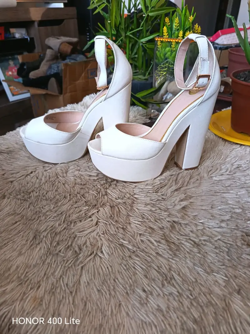 Tacones altos blancos con plataforma - 2