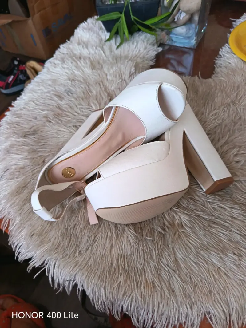 Tacones altos blancos con plataforma - 3