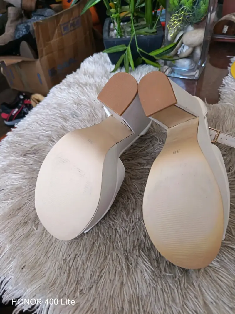 Tacones altos blancos con plataforma - 4