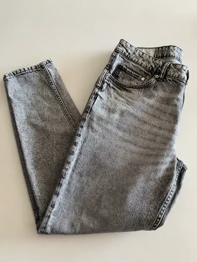 Jeans grises de mezclilla para hombre - miniatura 1