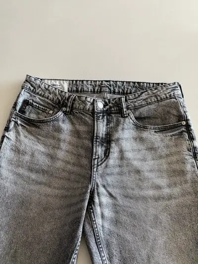 Jeans grises de mezclilla para hombre - miniatura 3