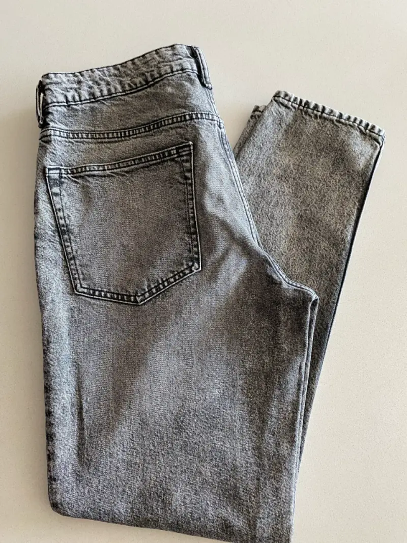 Jeans grises de mezclilla para hombre - 4