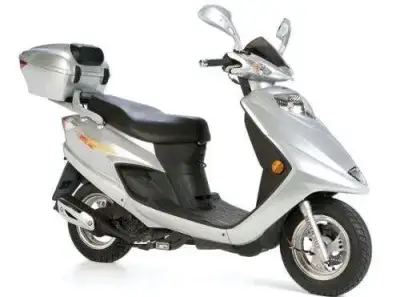 Scooter eléctrica plateada con baúl trasero - miniatura 1