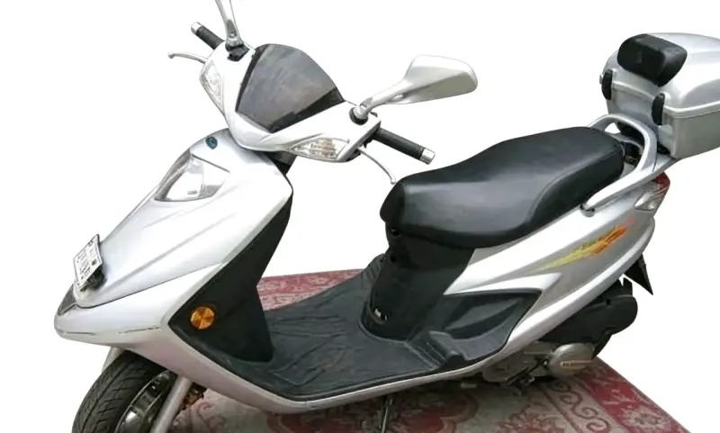 Scooter eléctrica plateada con baúl trasero - 2