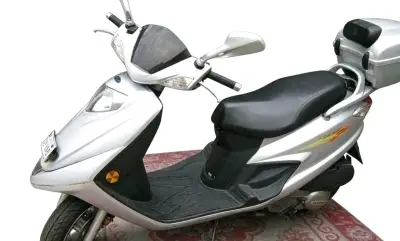 Scooter eléctrica plateada con baúl trasero - miniatura 2