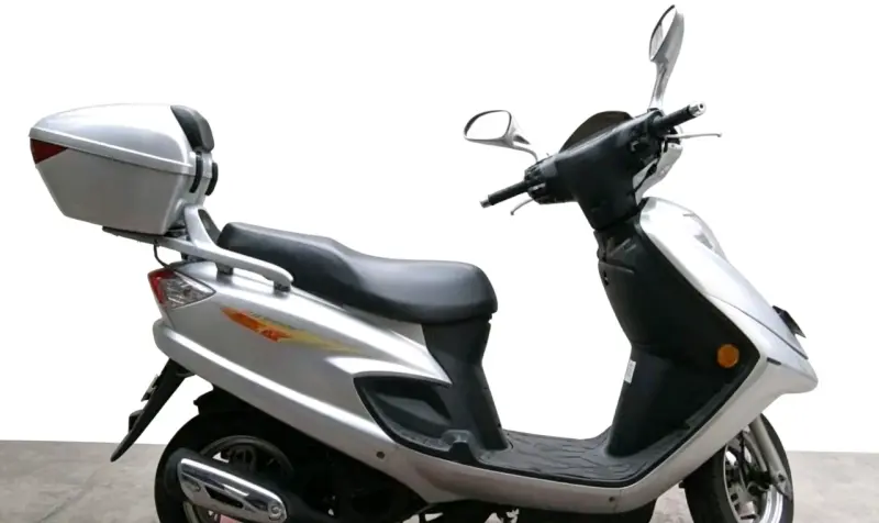 Scooter eléctrica plateada con baúl trasero - 3