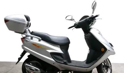 Scooter eléctrica plateada con baúl trasero - miniatura 3
