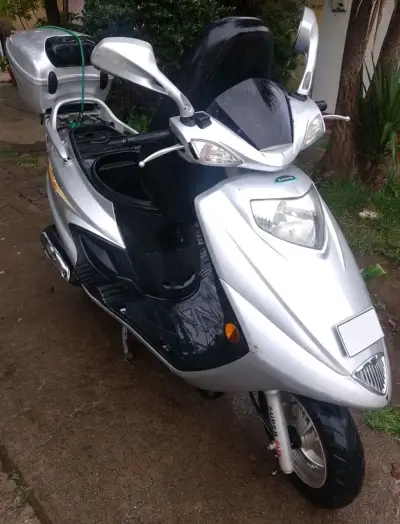 Scooter eléctrica plateada con baúl trasero - miniatura 4