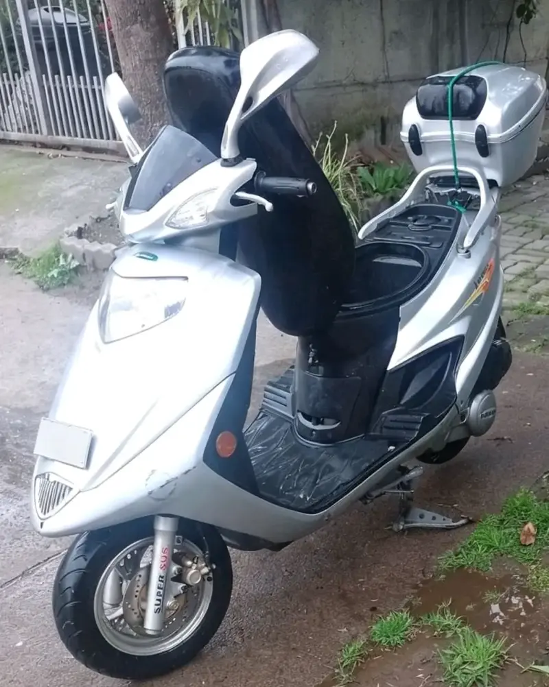 Scooter eléctrica plateada con baúl trasero - 5