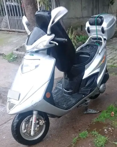 Scooter eléctrica plateada con baúl trasero - miniatura 5