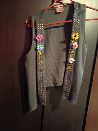 Chaleco Gris con Flores y Tachuelas - miniatura 1