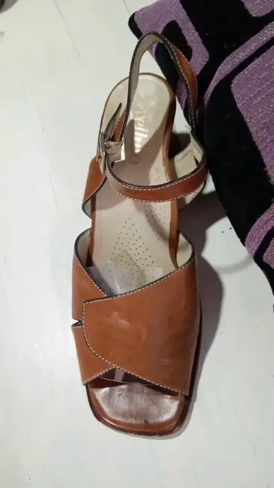 Sandalias de cuero marrón con tacón - miniatura 1