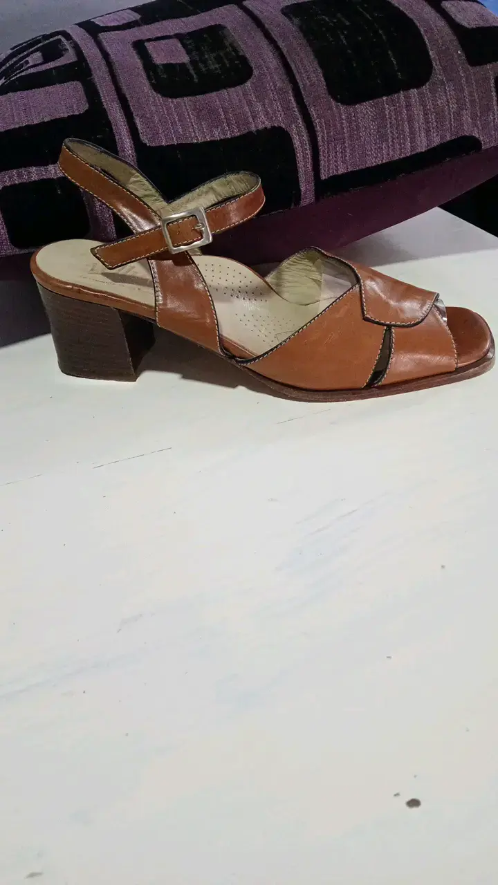 Sandalias de cuero marrón con tacón - 2