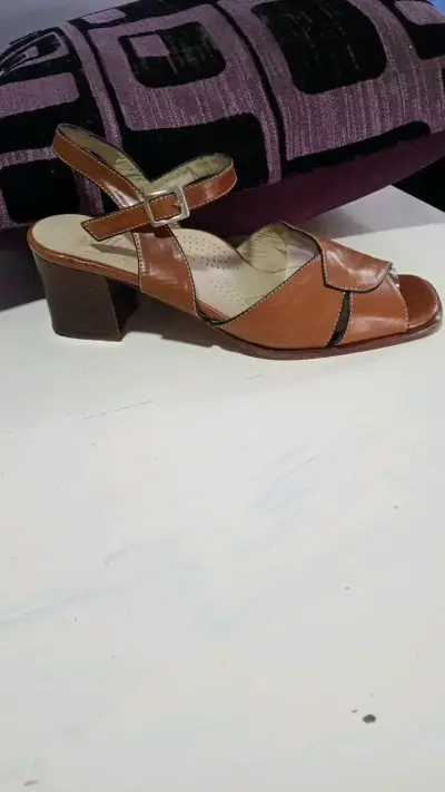 Sandalias de cuero marrón con tacón - miniatura 2