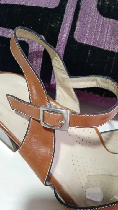 Sandalias de cuero marrón con tacón - miniatura 4