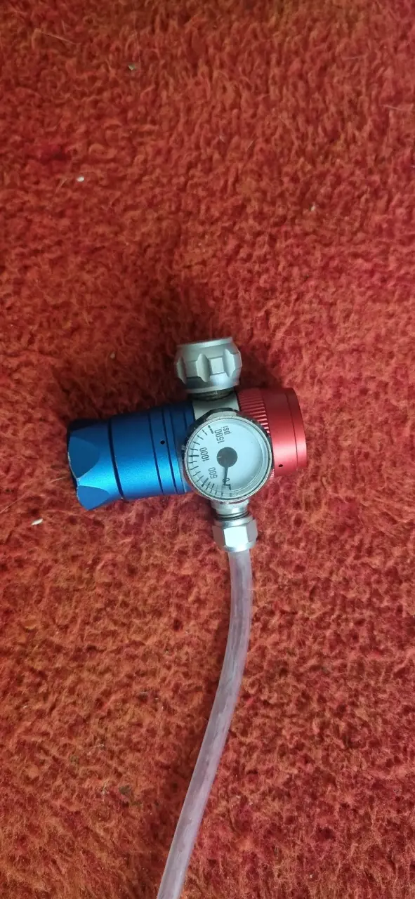 Regulador de CO2 con manómetro y válvula - 1