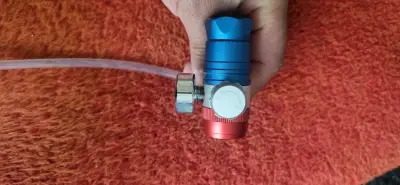 Regulador de CO2 con manómetro y válvula - miniatura 3