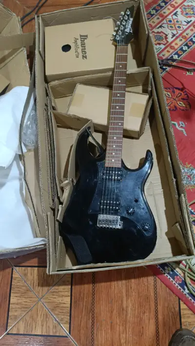 Guitarra eléctrica Ibanez negra - miniatura 6