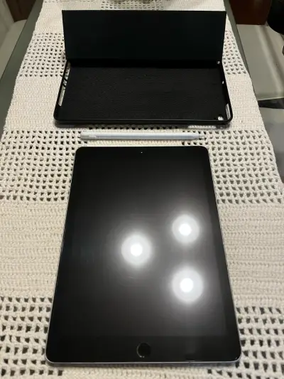 iPad 6ta gen + funda y lápiz en buen estado - miniatura 1