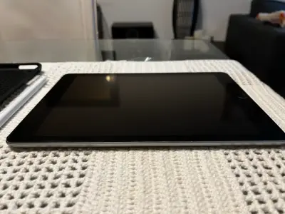 iPad 6ta gen + funda y lápiz en buen estado - miniatura 2