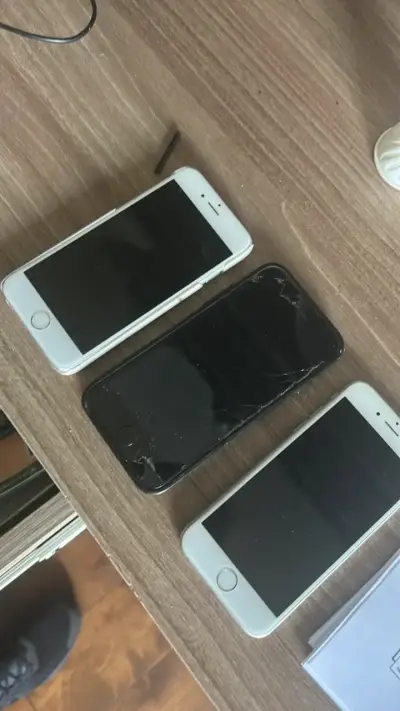 Lote de iPhones para reparación o repuestos - miniatura 1