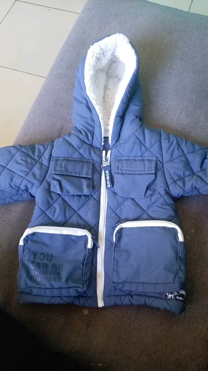 Chaqueta acolchada azul para bebé con capucha