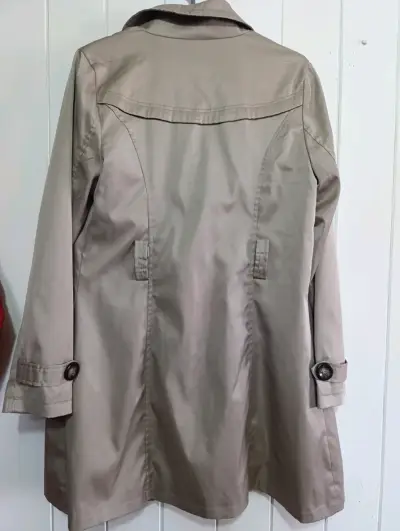 Abrigo trench beige para mujer - miniatura 3