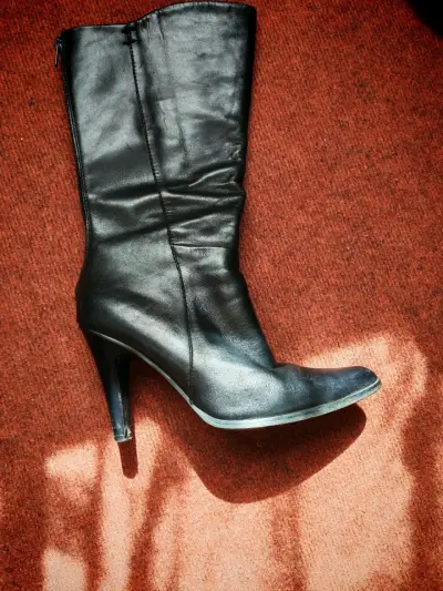 Botas de cuero negras con tacón alto - miniatura 2