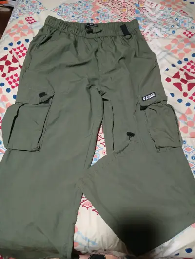 Pantalones cargo unisex verde y negro - miniatura 1