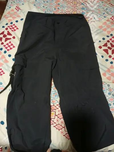 Pantalones cargo unisex verde y negro - miniatura 2