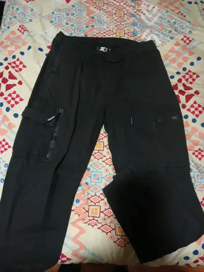 Pantalones cargo unisex verde y negro - miniatura 3