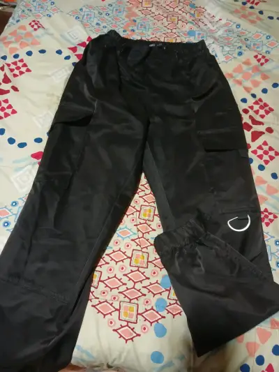 Pantalones cargo unisex verde y negro - miniatura 6