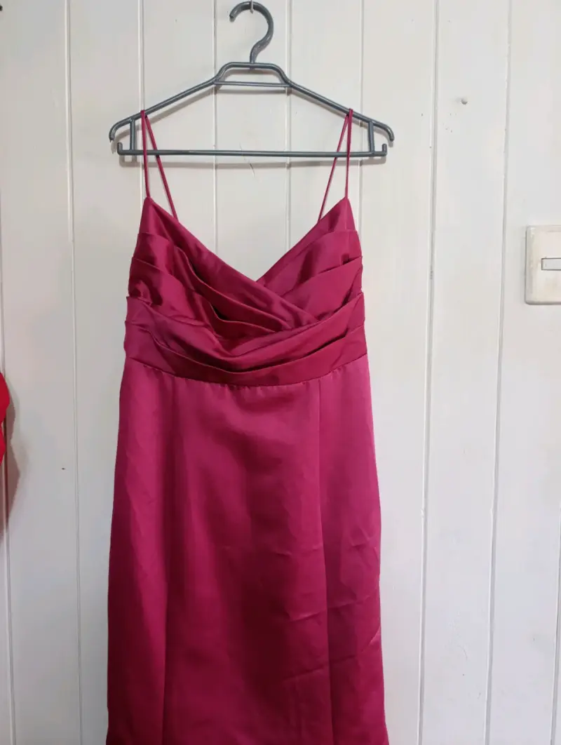 Vestido largo fucsia con tirantes - 2