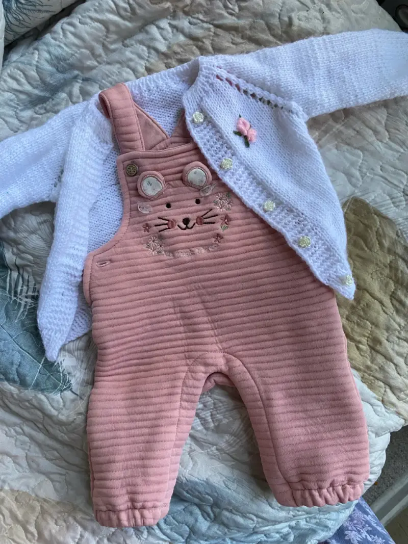 Conjunto con jardinera rosada bebe y chaleco teji