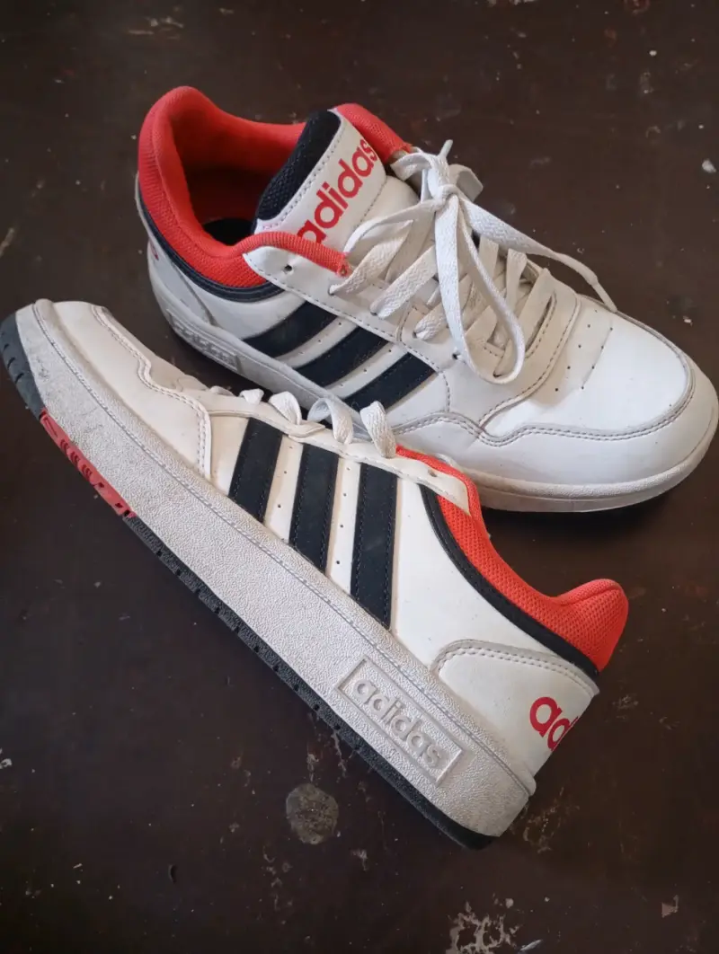 Zapatillas deportivas Adidas blancas y rojas