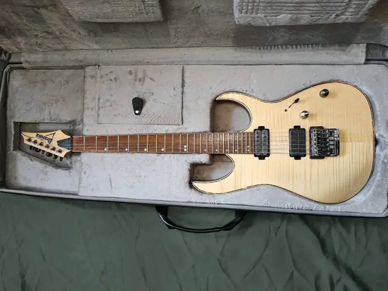 Guitarra eléctrica Ibanez Premium con Case - 3