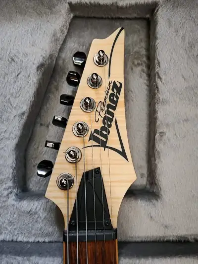 Guitarra eléctrica Ibanez Premium con Case - miniatura 4