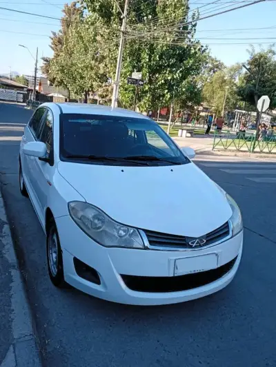 Auto Chery blanco en buen estado - miniatura 1