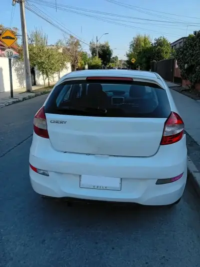 Auto Chery blanco en buen estado - miniatura 2