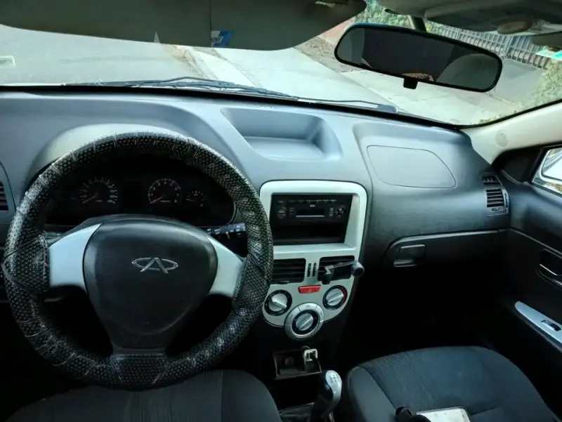 Auto Chery blanco en buen estado - 4