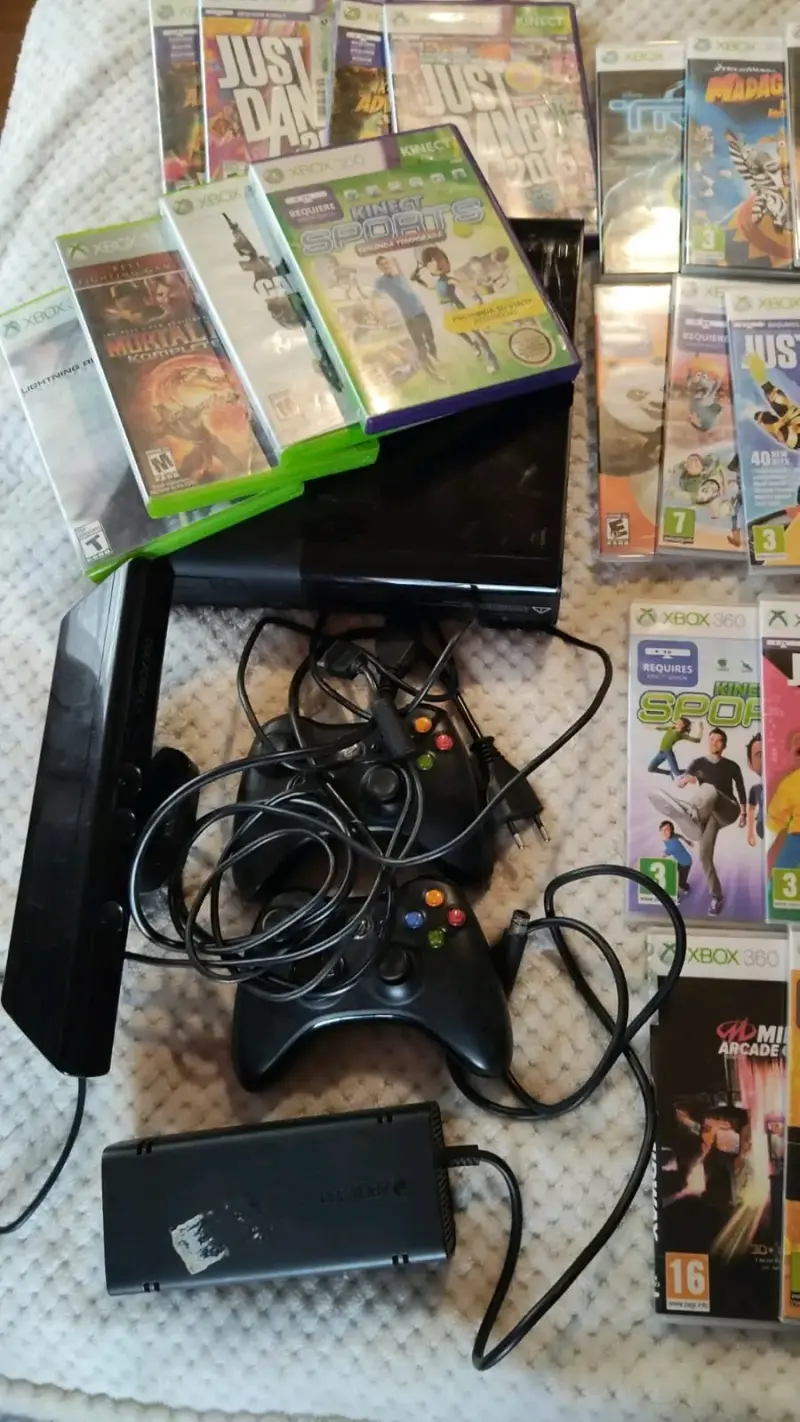 Consola Xbox 360 con juegos variados y accesorios - 4