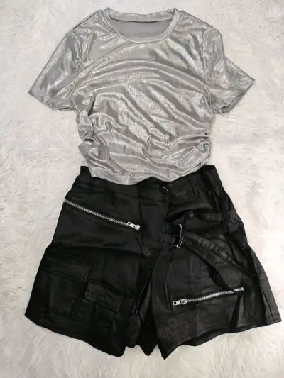 Conjunto de polera plateada y shorts negros con cierres - miniatura 1