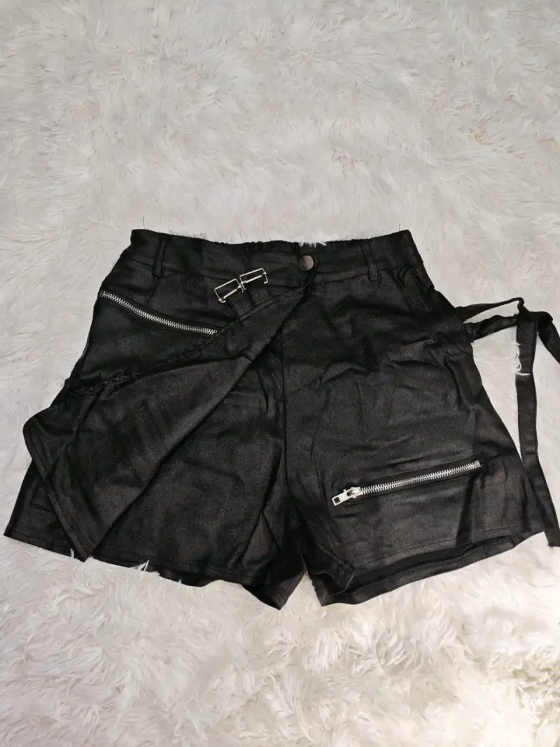 Conjunto de polera plateada y shorts negros con cierres - 2