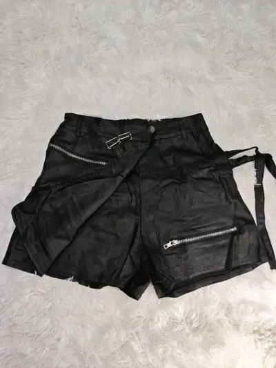 Conjunto de polera plateada y shorts negros con cierres - miniatura 2