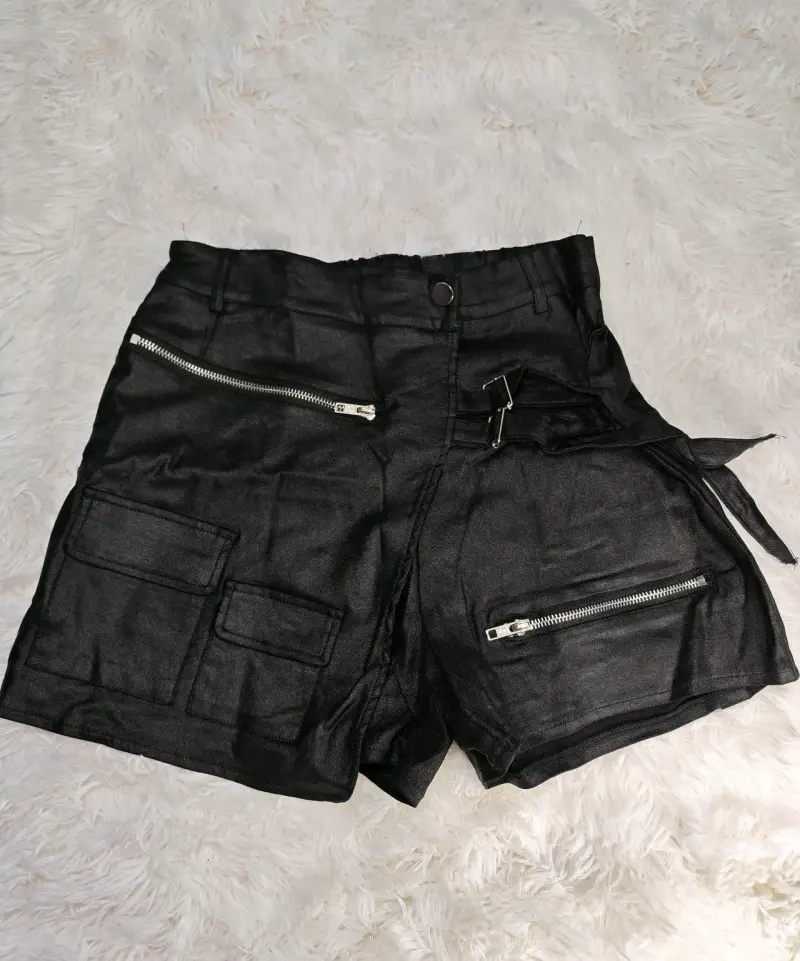 Conjunto de polera plateada y shorts negros con cierres - 3