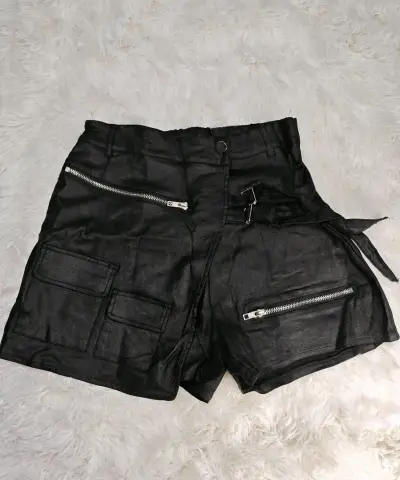 Conjunto de polera plateada y shorts negros con cierres - miniatura 3