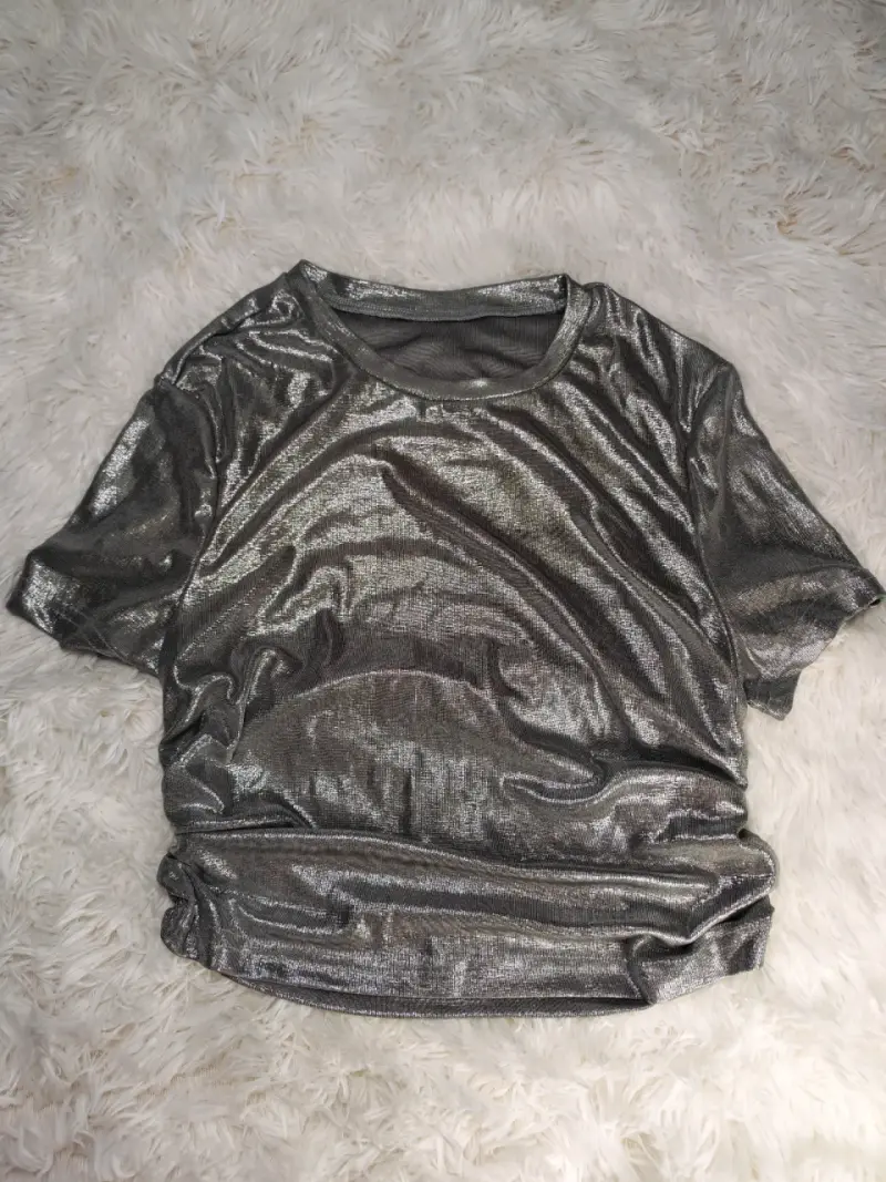 Conjunto de polera plateada y shorts negros con cierres - 4