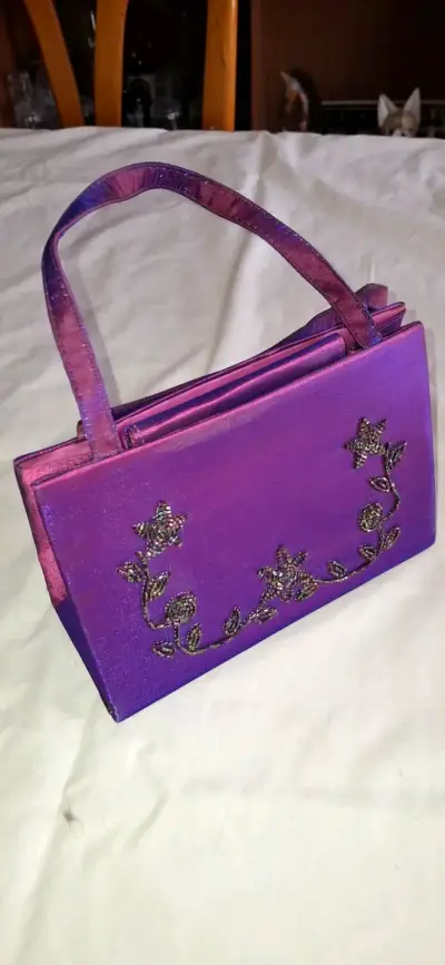 Cartera de fiesta morada con detalles florales - miniatura 1