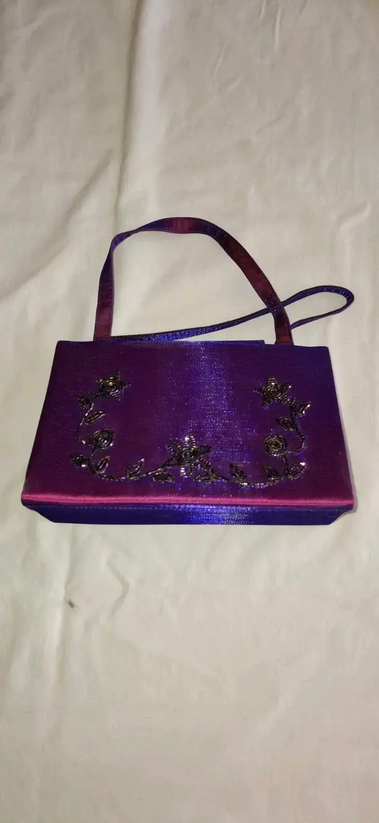 Cartera de fiesta morada con detalles florales - 2