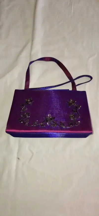 Cartera de fiesta morada con detalles florales - miniatura 2